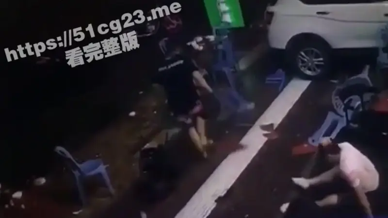 这娘们真猛！路边摊上演男女大战 性感美女抡起板凳怒战彪悍大哥 战斗力爆棚！ 图1