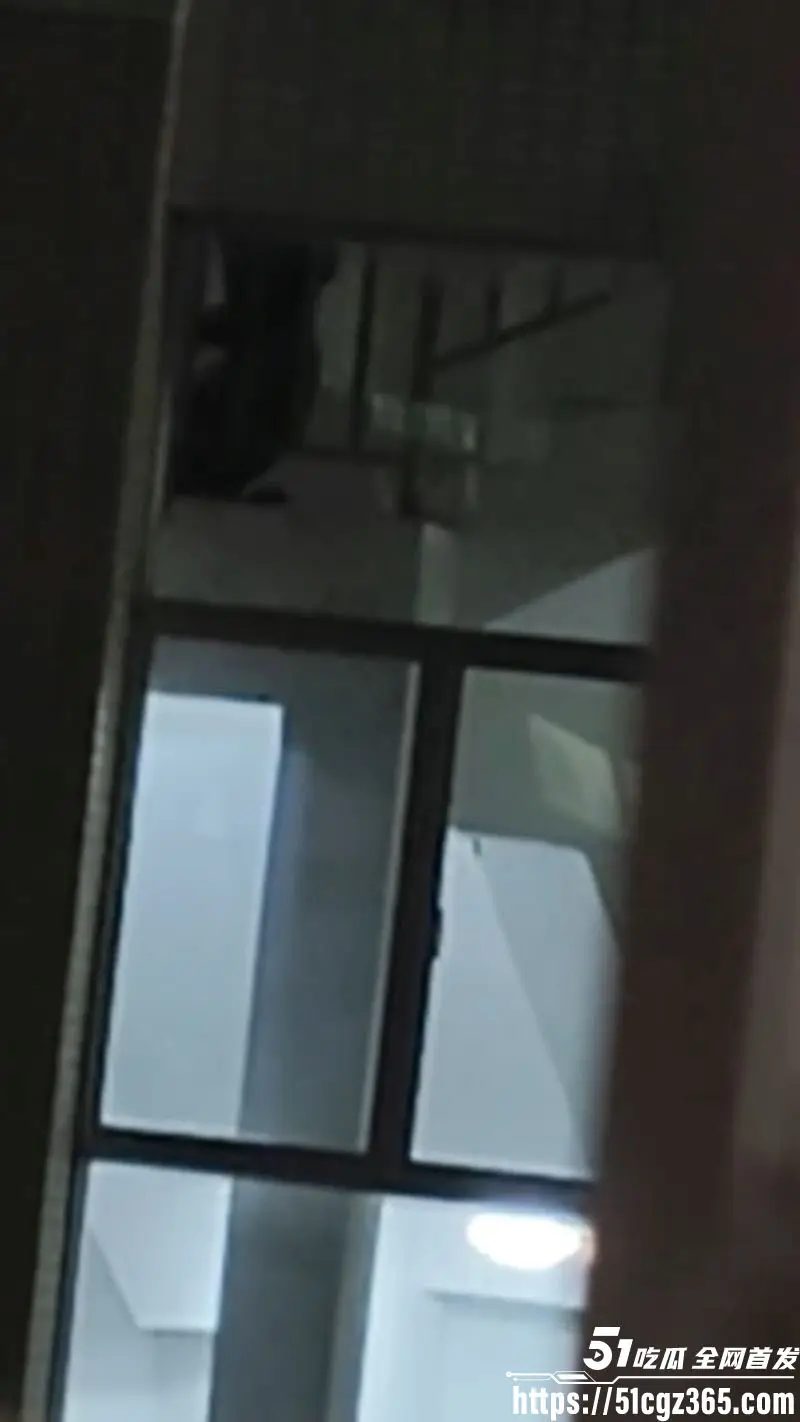 卫校小情侣楼梯整活!楼梯转角处掀衣激情啪啪被偷拍 长达1小时的激战 现场不明液体残留! 图2