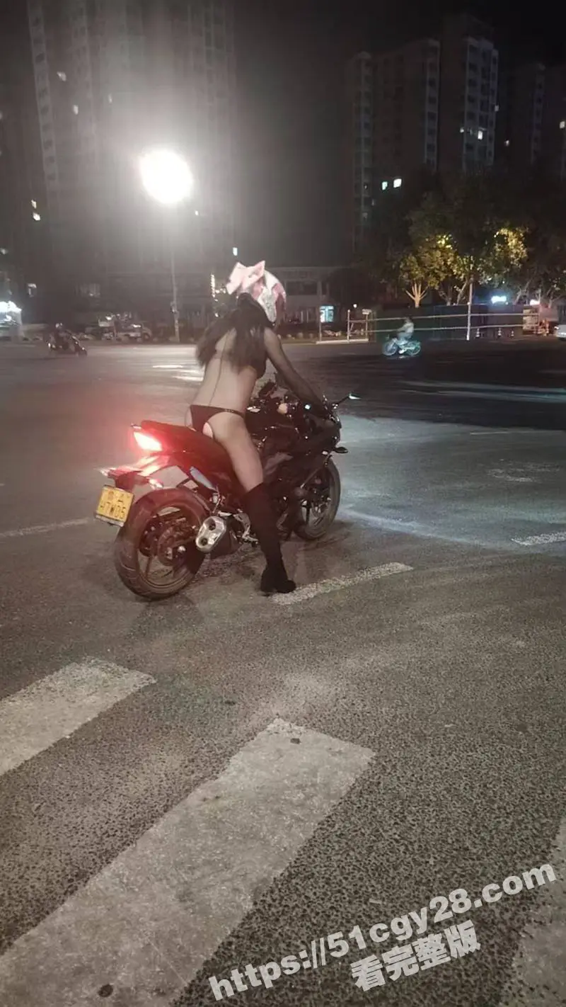 山东偶遇情趣内衣女骑士 身穿连体开裆黑丝 开着机车在马路上飞驰 性感身材极品蜜桃臀真是绝了! 图4