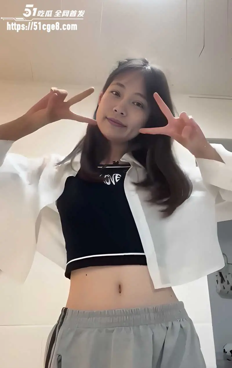 贫乳女大 私密自拍泄密 浴室全裸展示娇躯 骑乘后入侍奉金主 初恋脸太带感! 图1