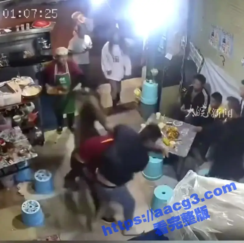 云南昆明烧烤店再现调戏女生事件 黑衣男子公然猥亵遭男伴制止反被暴打 老板娘霸气出手 图4