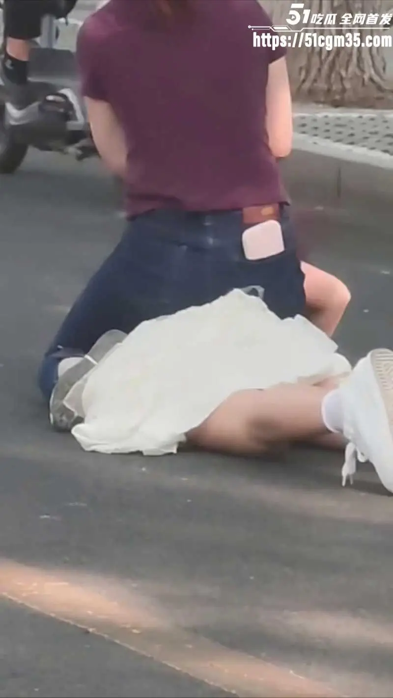 紫衣大妈街头暴揍白裙美女 马路中央按地上狂扇巴掌 是抓小三还是另有其因? 图4