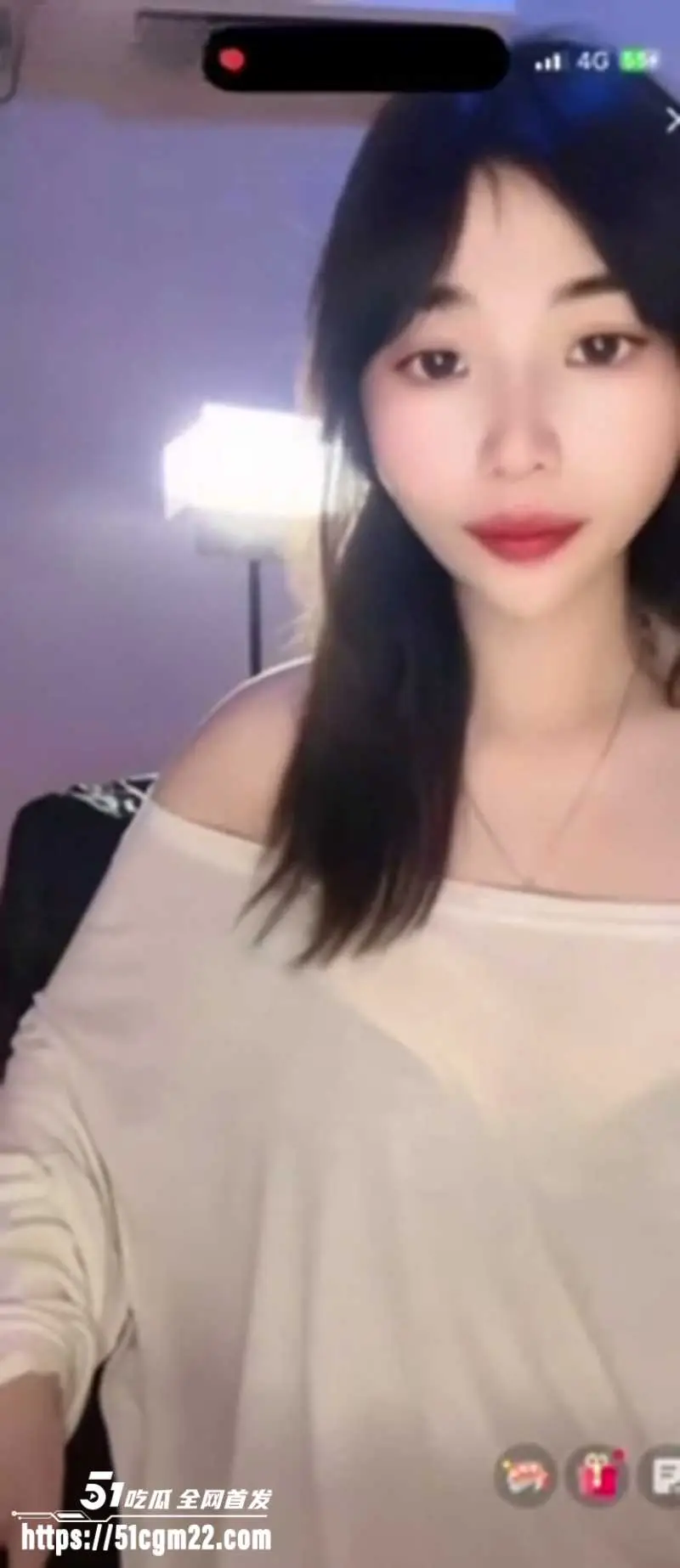 抖音快手网红闪现镜头合集 直播意外漏点乍泄春光 各种美腿美白身材一闪而过 图5