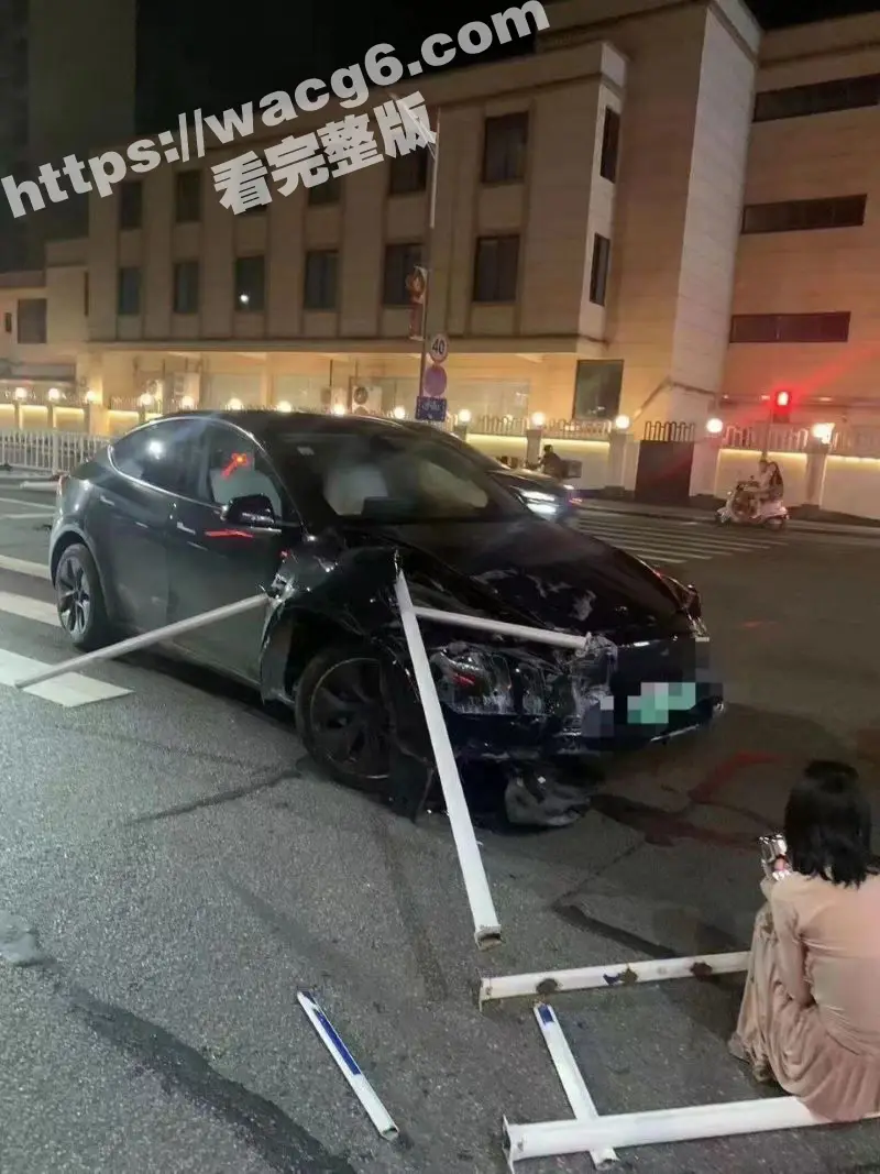 广东小仙女怒撞防护栏情绪失控 怒怼围观群众 如果我不锁死 要把你们全部撞死！ 图2