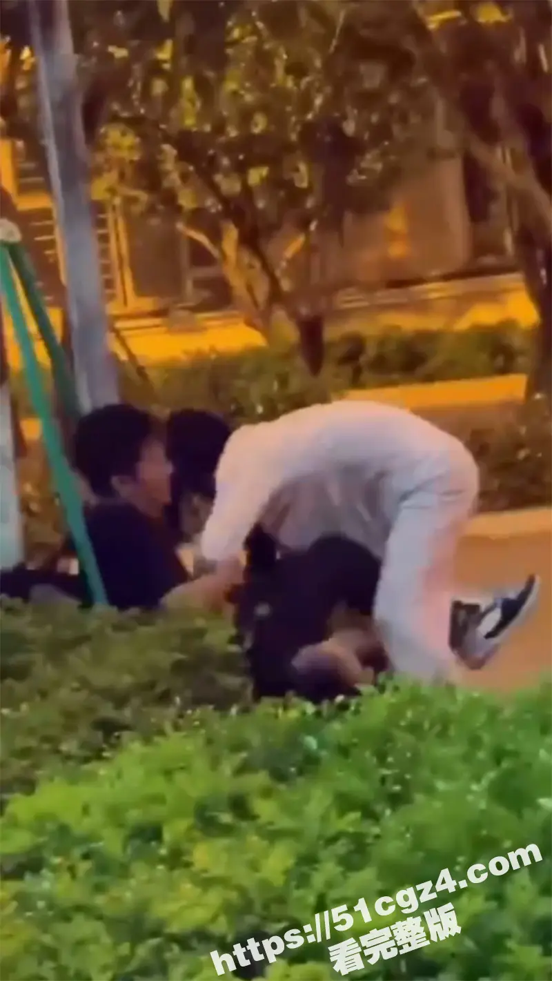 广西街头捉奸现场 性感小三被原配抓住 衣服都快被扯掉了 原配崩溃大喊：去我床上搞啊 图3
