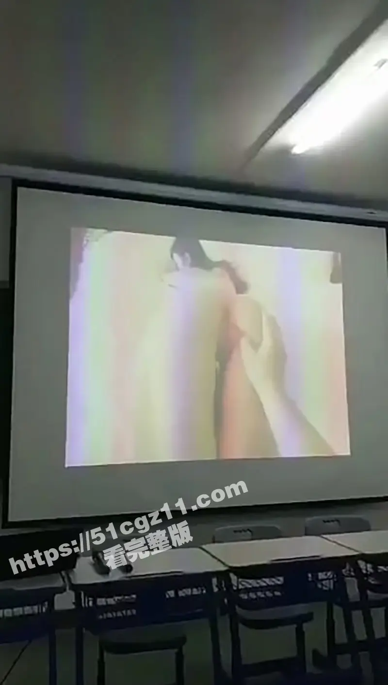 太原理工大学 老师上课不小心放A片 全班同学都沸腾了 男生笑的嘴角比AK都难压! 图1