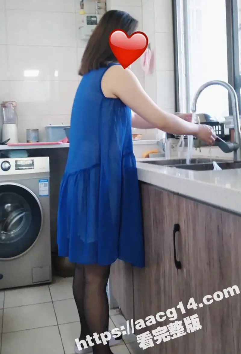叔嫂禁忌剧情 开档黑袜骚货被小叔子强奸 厨房地板染红姨妈血 家庭乱伦大片 图5
