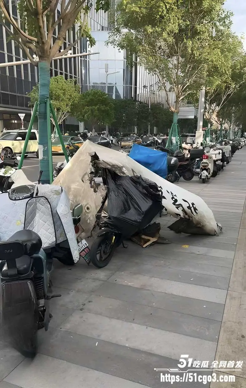 北京中国尊 小型飞机撞击事故 大楼高层被撞出窟窿 碎片坠落街头 警方紧急封锁! 图8