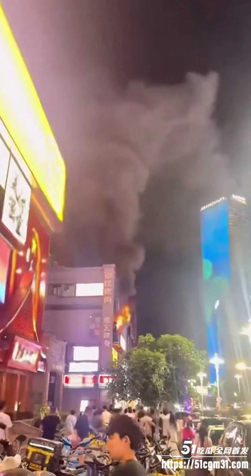 长沙黄兴足疗店起火 男顾客抱团逃命 技师小姐姐阳台瑟瑟发抖惊慌失措! 图5