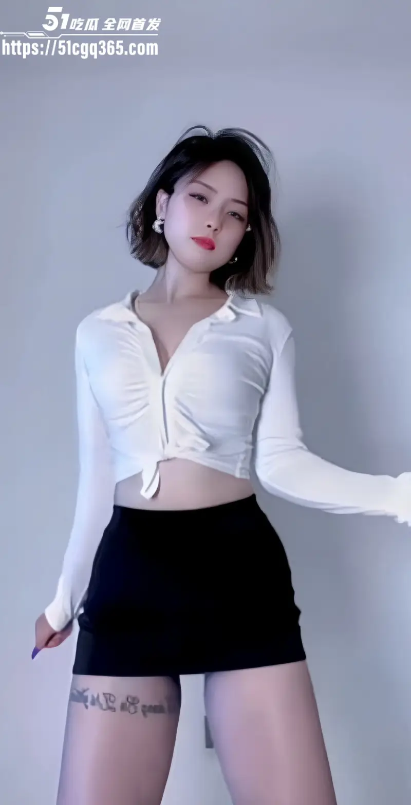 快手40万粉丝女网红 猫儿 骚舞大秀 连体灰丝随着音乐节奏扭动淫体 骆驼趾忽隐忽现挑逗至极！ 图4