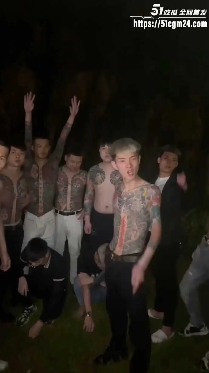 精神小伙又翻车了 鬼火摩托杀马特起初牛逼哄哄 结局反转被打得全裸跪地求饶！ 图2