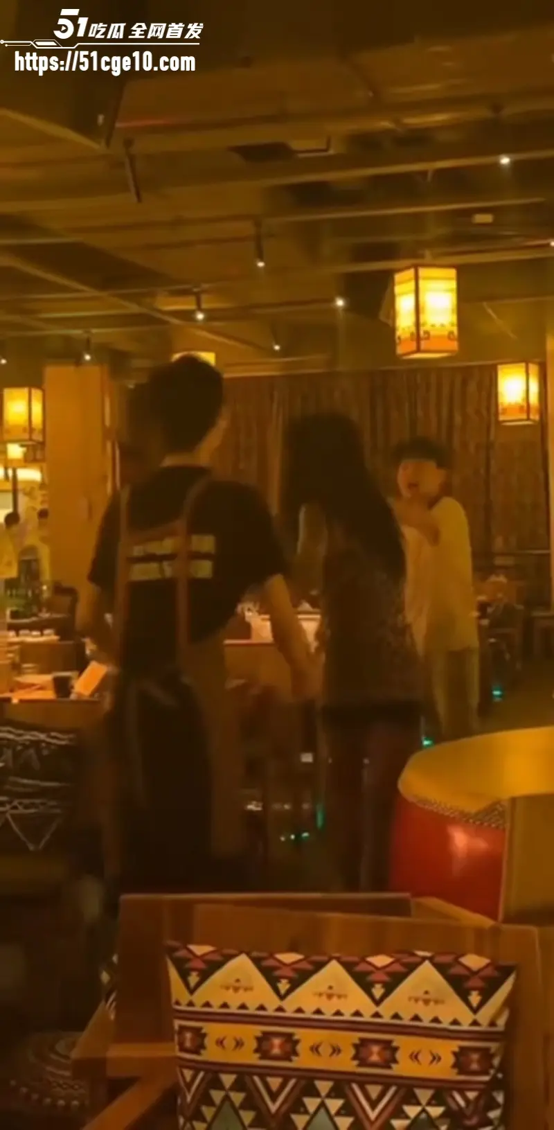 抖音万人求 男娘招惹短发假小子 餐厅直接开打 简直是战神附身 一个比一个凶！ 图6