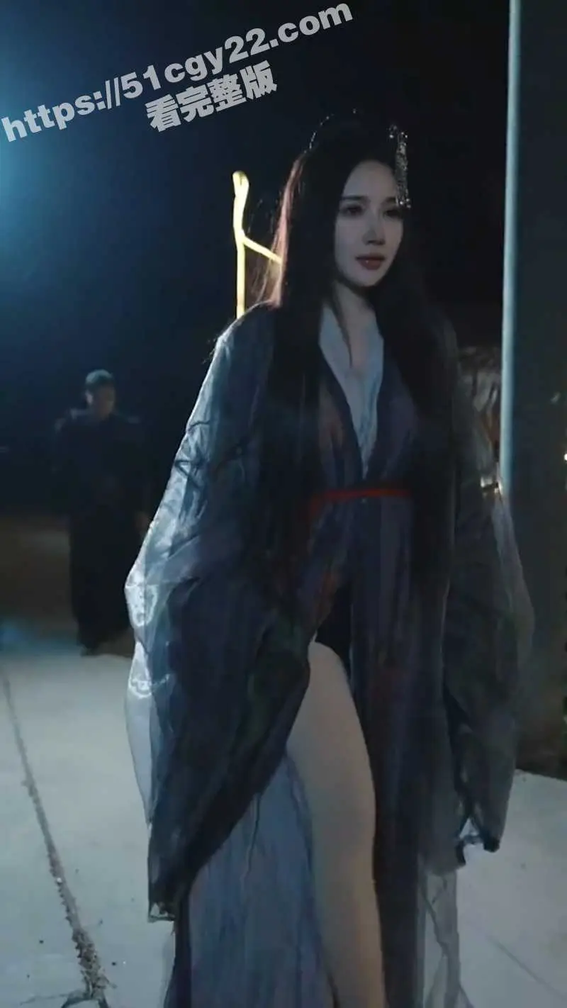 每日短剧《我的房东是个高手》 八号房房东靠收租为生 没想到房子竟是修炼宝地 租客个个都是顶尖高手! 图1