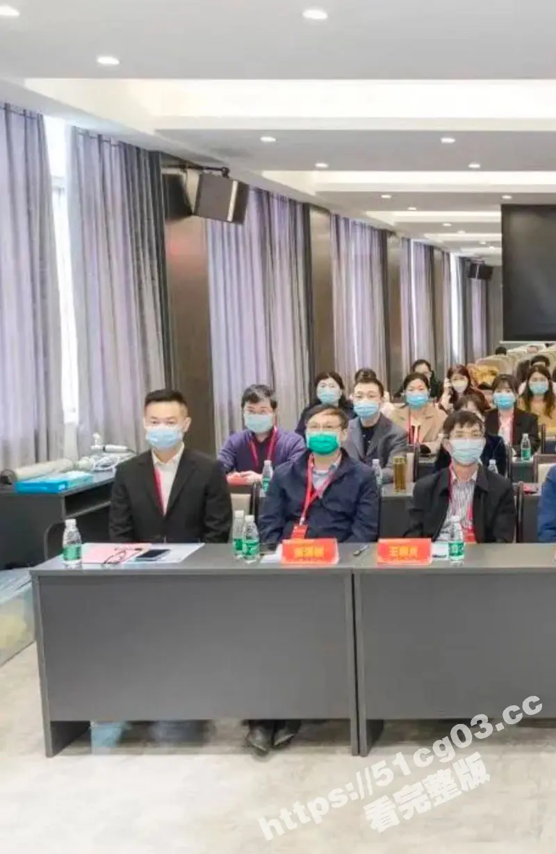 汕头市龙湖区第二人民医院院长黄宏佳与人妻王梦洁通奸,在家被抓现行,王主任高潮时的声音给我听硬了! 图3