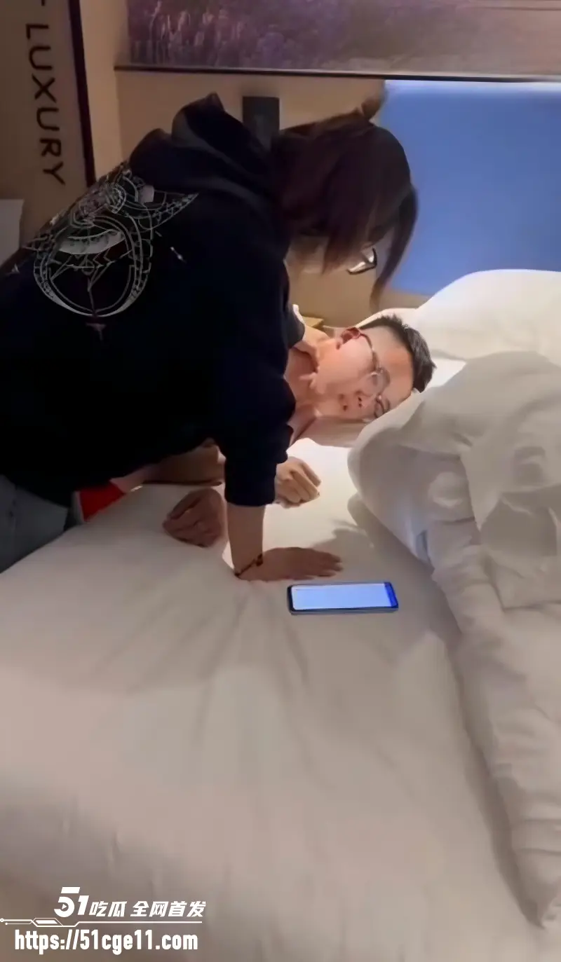 渣男出轨商K妹 被抓奸在床 彪悍原配锁喉扇脸 窝囊模样被全网鄙夷！ 图2