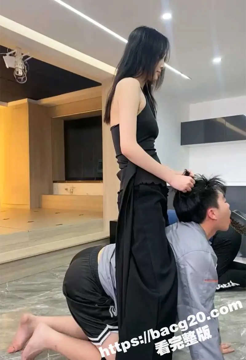 三个小仙女联手凌虐调教受虐男 大嘴巴子轮流暴打 舔鞋底羞辱狂骂 站在身上起跳踩踏 玩法超级变态 图7