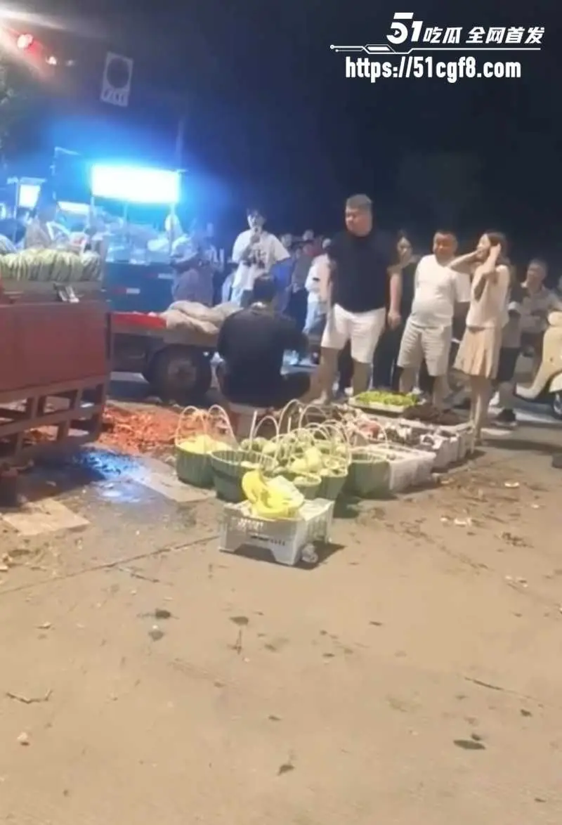 宁波恶毒夫妻 挑瓜掐果还耍凶 疯狂砸瓜殴打摊主 现场视频让人恨的牙根痒 图7