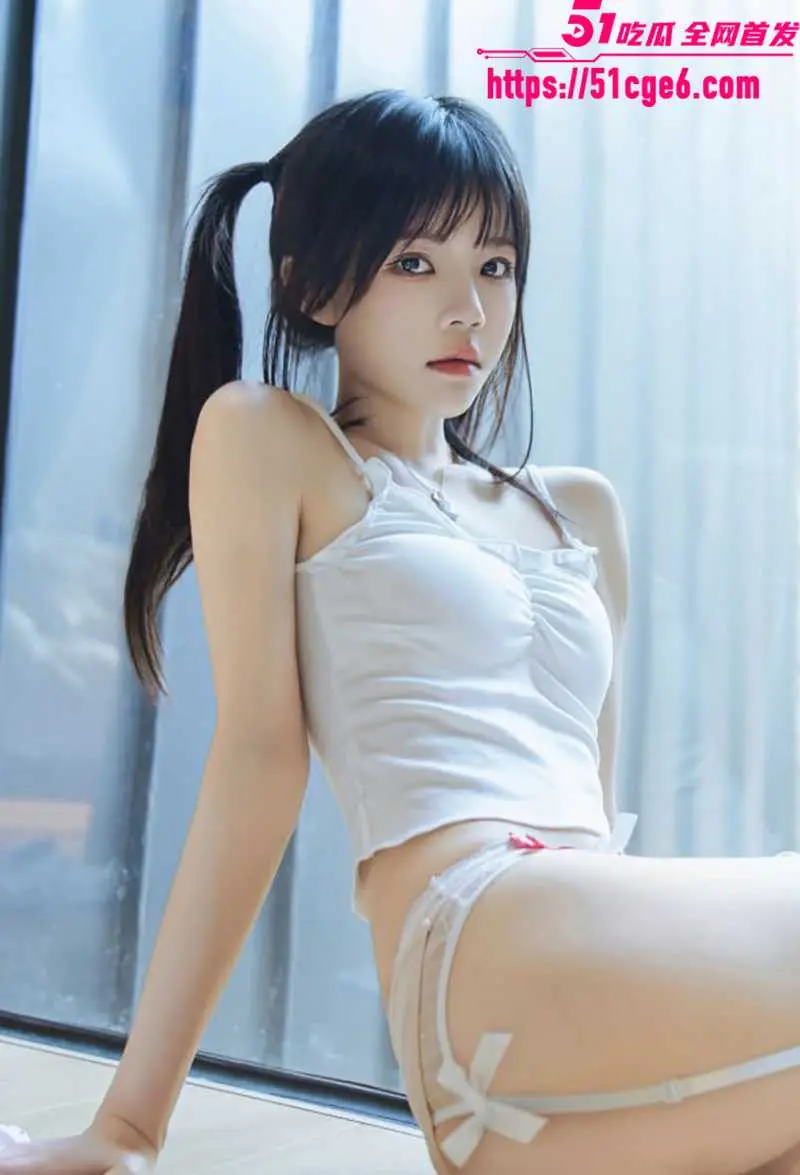 甜心女神 樱桃喵 春日碎花写真 蕾丝吊带勾勒蜜臀 阳光撩拨甜欲肉体 暗藏万千媚意 图7
