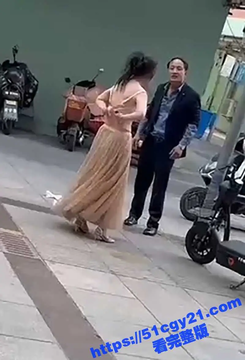 情侣吵架渣男竟逼美妇脱光还债！大奶美女赤裸崩溃大喊 好心路人出手帮忙 完整视频炸裂全网！ 图1