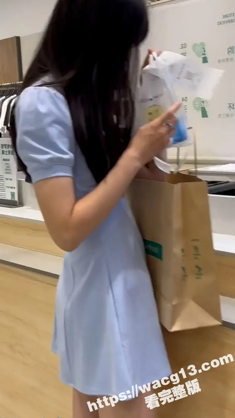 抄底大神美女底裤探测器又拉铃了 商场一路跟踪抄底短裙美女 白色的内裤关不住想出来透气的毛毛！ 图1