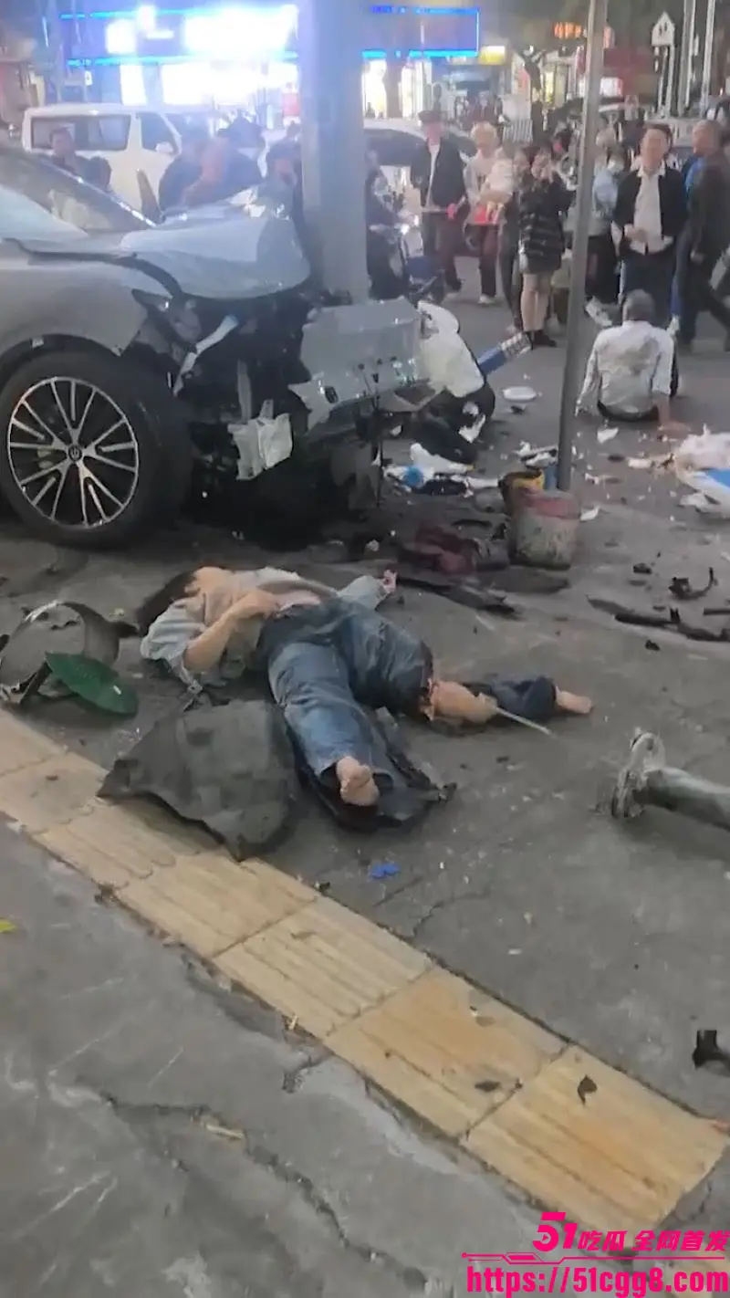 广州花都惊魂车祸!灰色零跑狂飙冲人行道 撞飞多名路人现场血肉模糊4人重伤 视频与监控画面流出! 图3