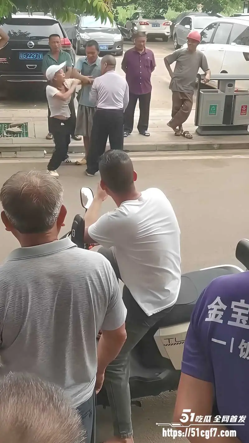 广东湛江遂溪 城月镇奇葩事件 老大爷一直抓着妹妹奶子不放 引发多人围观！ 图5