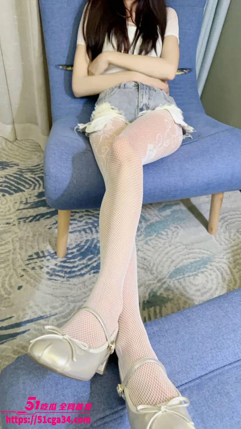 51原创小姨子的秘密 小姨子喝醉后色诱姐夫 口含啤酒疯狂吃鸡 镜前后入狂操内射蜜穴! 图3