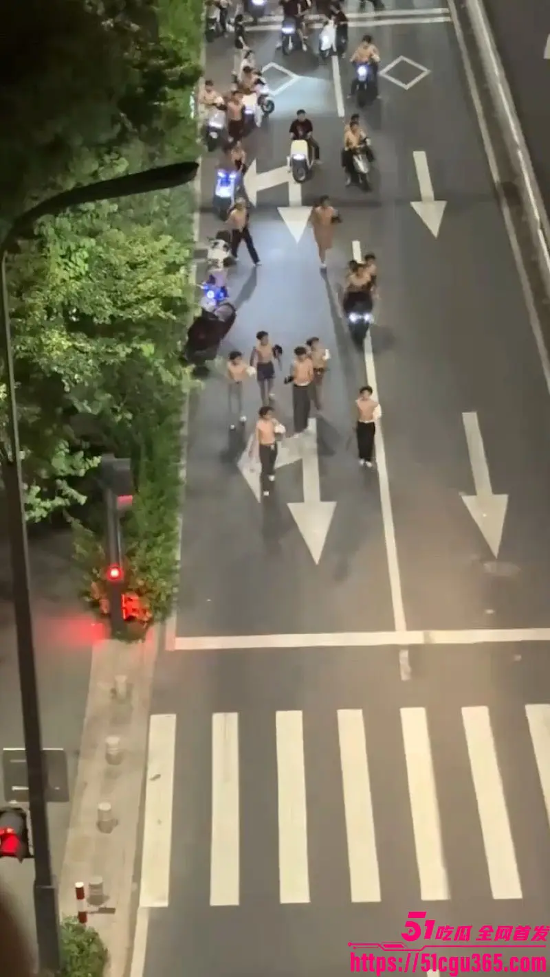 广东街头古惑仔重现！赤裸染发小哥棍棒齐飞 拳拳到肉血溅四方 飞车撞人惨叫震天 宛如20年前港片狂飙！ 图5