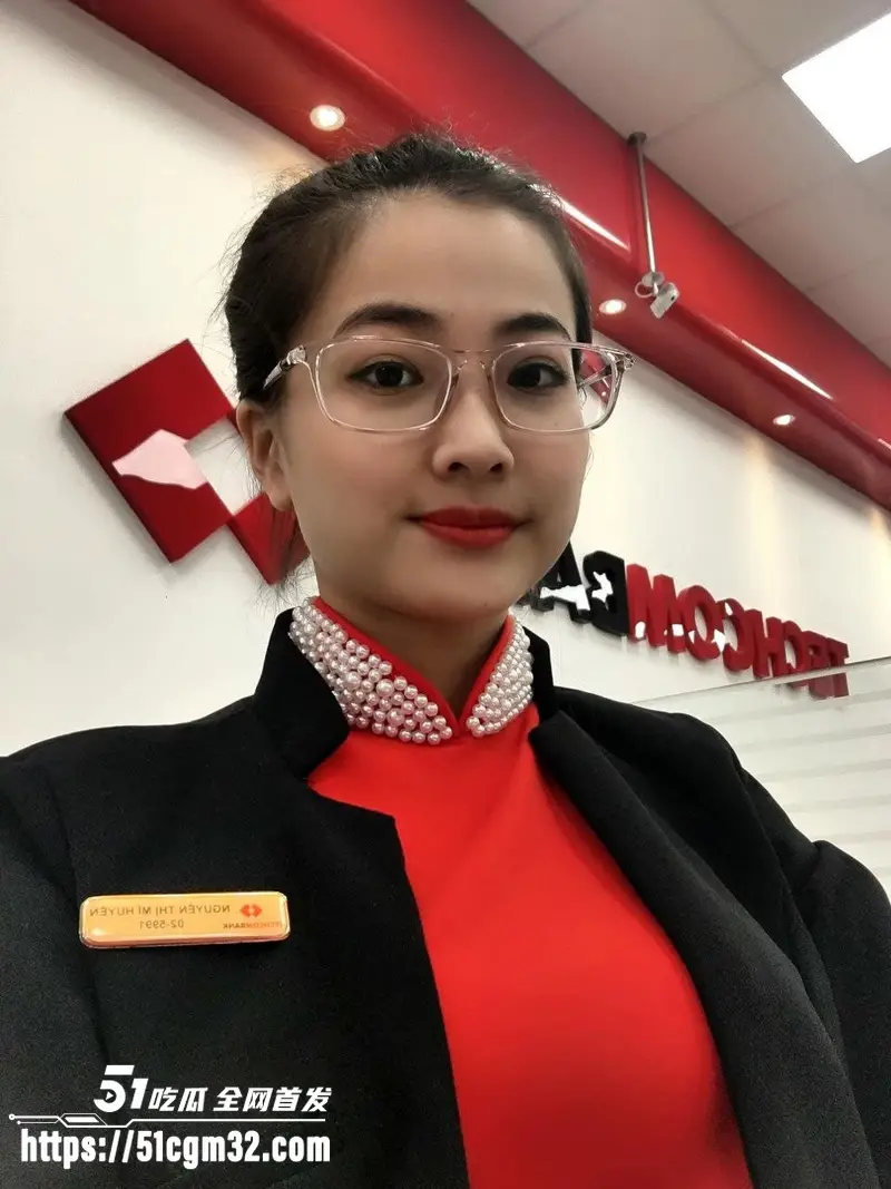 越南技商银行女职员 被副行长潜规则 骚穴遭无套暴力打桩 浪叫不断彻底沉沦！ 图2