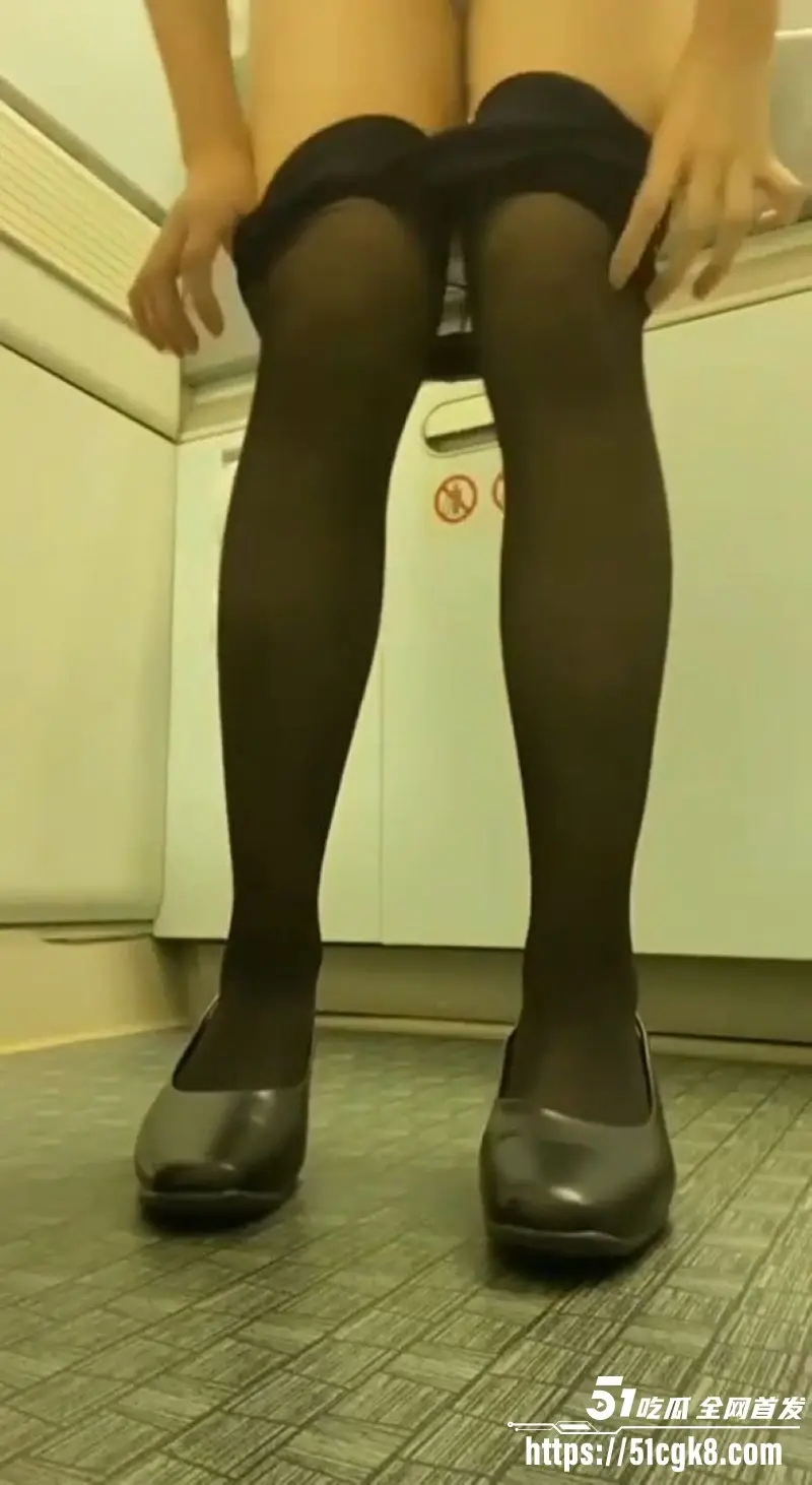 东方航空空姐飞机卫生间自慰 修长美腿勾魂摄魄 脱掉黑丝猛戳小穴 淫水喷涌! 图3