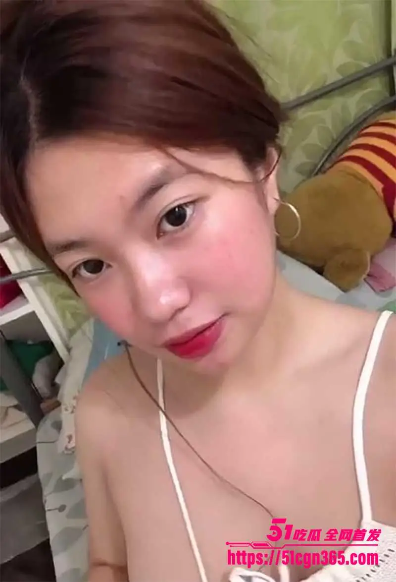 上海大奶甜妹 马雪莹 清纯少女初尝禁果 拍露脸裸片撩拨求操 玩骑乘后入被指奸撩阴 挨操还会吸吮手指! 图5