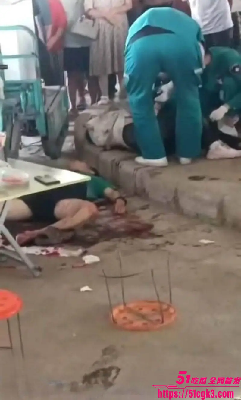 郑州中牟广惠街摊贩抢位血腥互殴!刀光剑影之下 3人被捅死多人受伤 现场惨烈至极! 图2