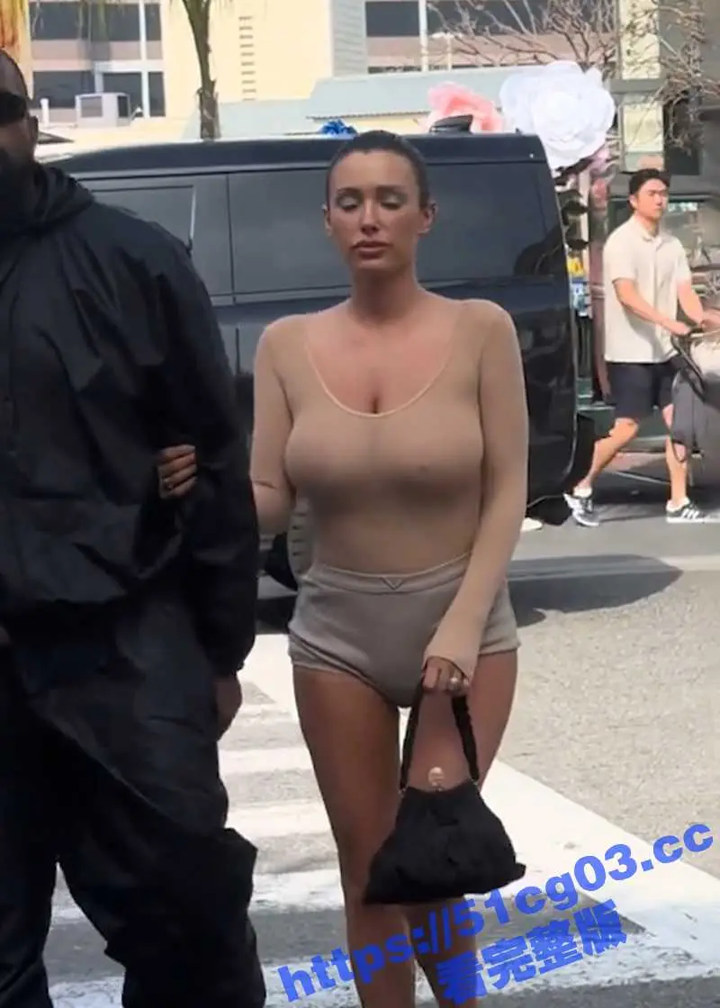 侃爷豪气带透视装老婆 比安卡Bianca Censori 洛杉矶最新街拍 G奶豪乳超级吸睛 图7