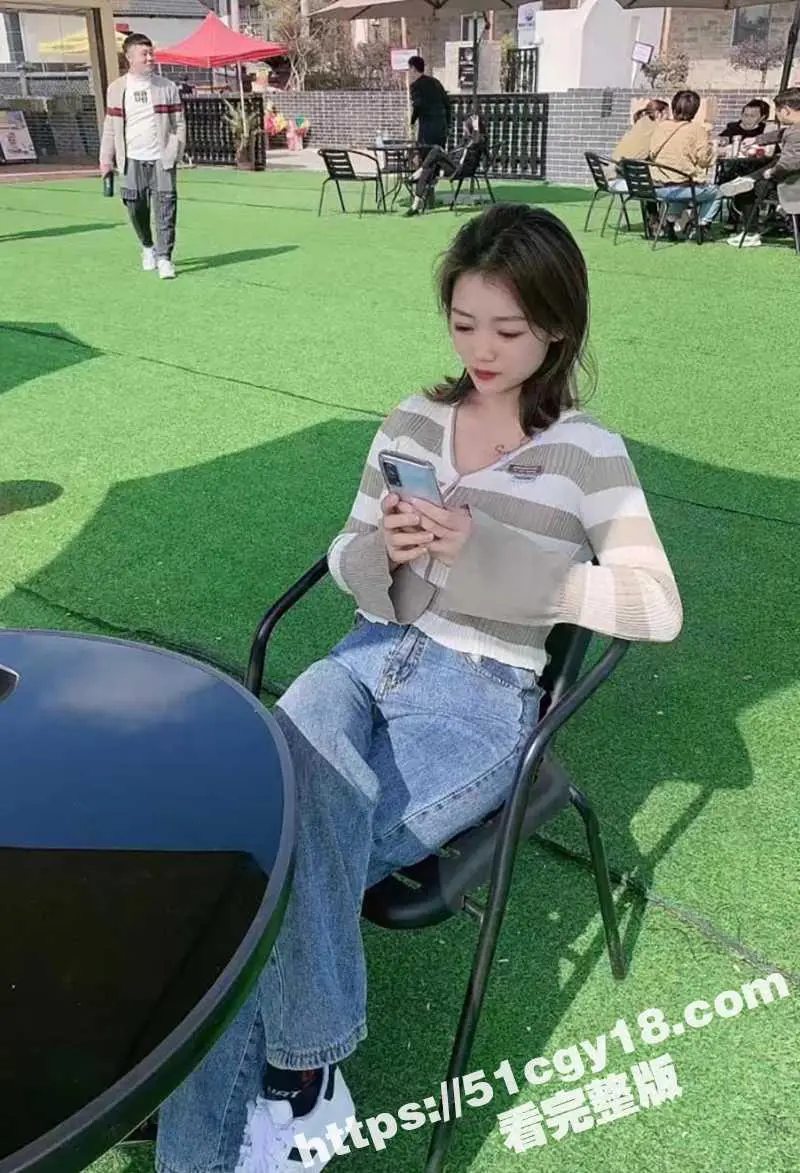推特恋足大佬约炮超美女神 有逼不操只玩足交!玉足挑逗肉棒 踩踏呻吟不断 恋足控福音! 图1