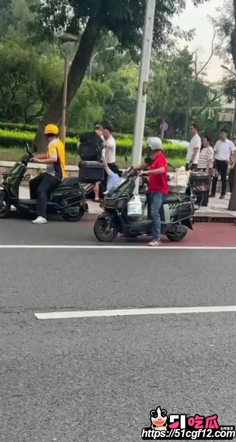北京大爷逆行被女交警拦下 竟当街动手袭警 自行车都能逆行 人怎么不能逆天？ 图4