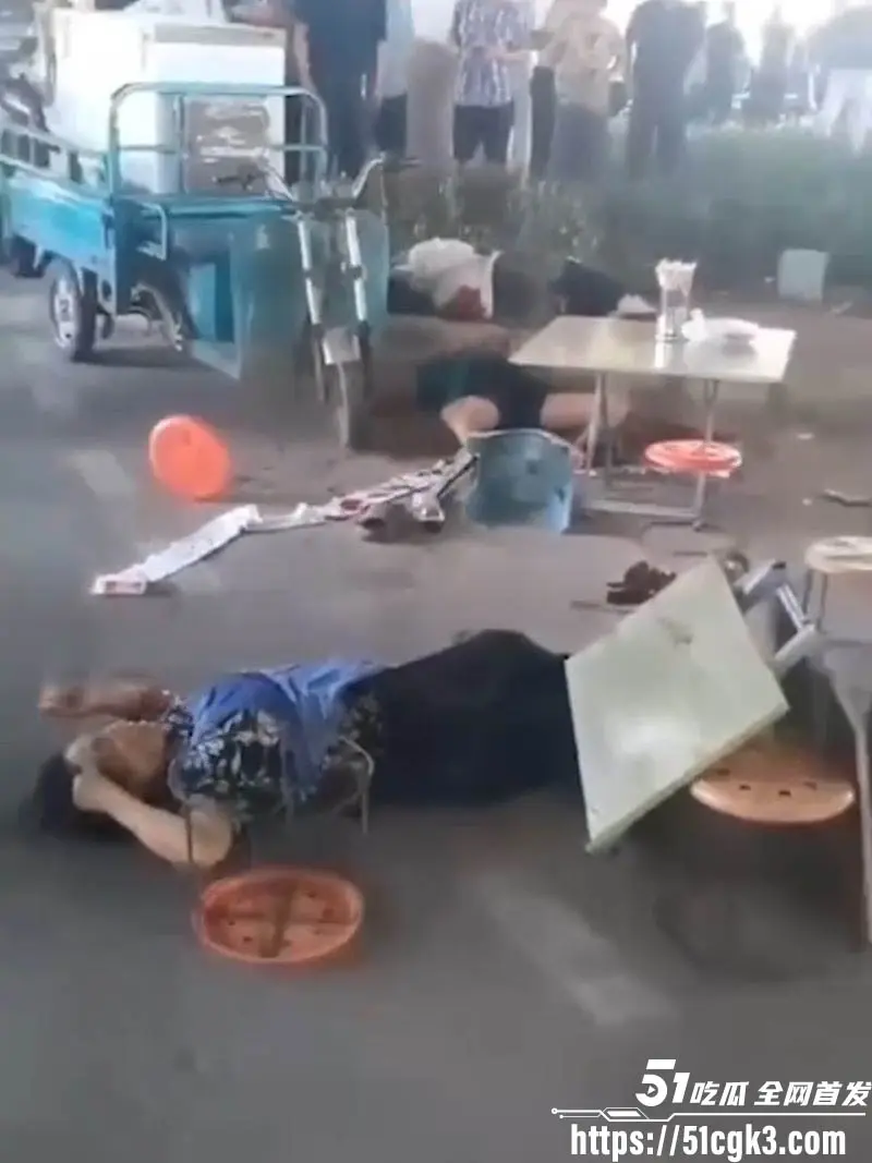 郑州中牟广惠街摊贩抢位血腥互殴!刀光剑影之下 3人被捅死多人受伤 现场惨烈至极! 图5