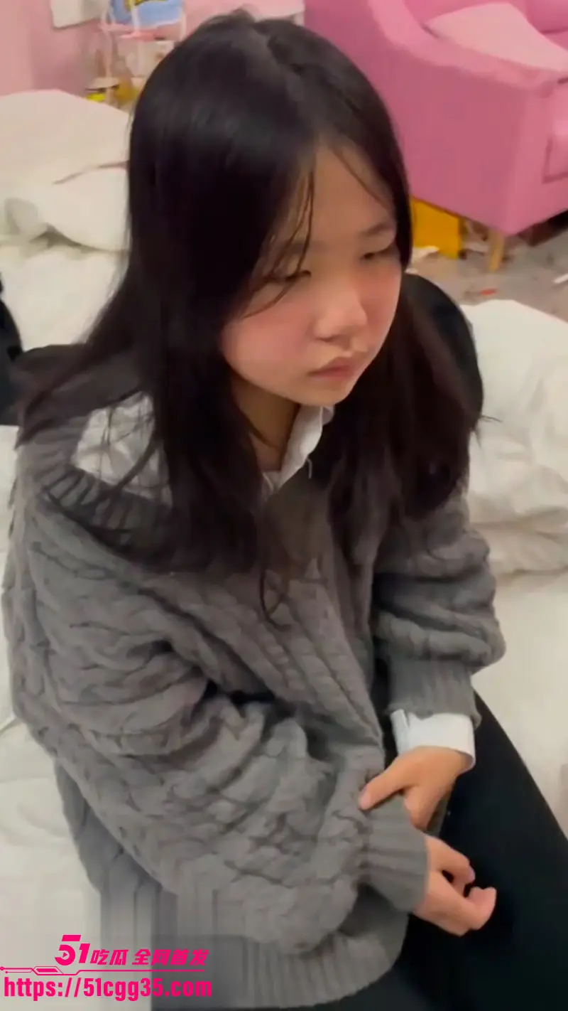 江苏00后小美女 王美成 惨遭霸凌 被一伙精神小妹围殴打脸 打完还让中年大叔强干 操到哭喊求饶! 图2