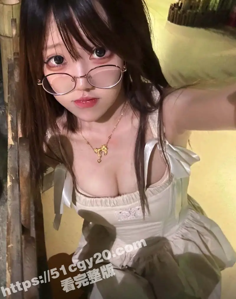 抖音12万粉小萝莉 神再佑我璐酱 绝顶反差骚鸡 福利视频重磅流出 各种cos装风骚自慰! 图9
