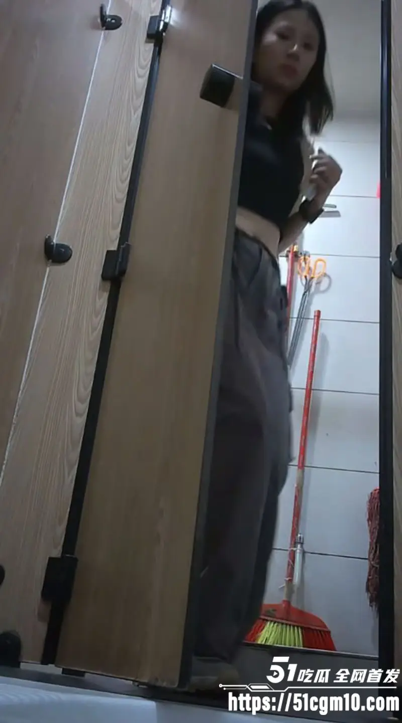 极品厕拍偷窥合集流出 高清镜头直击私处 众美女黑鲍大开眼界 展露真实一面 赏心悦目! 图1