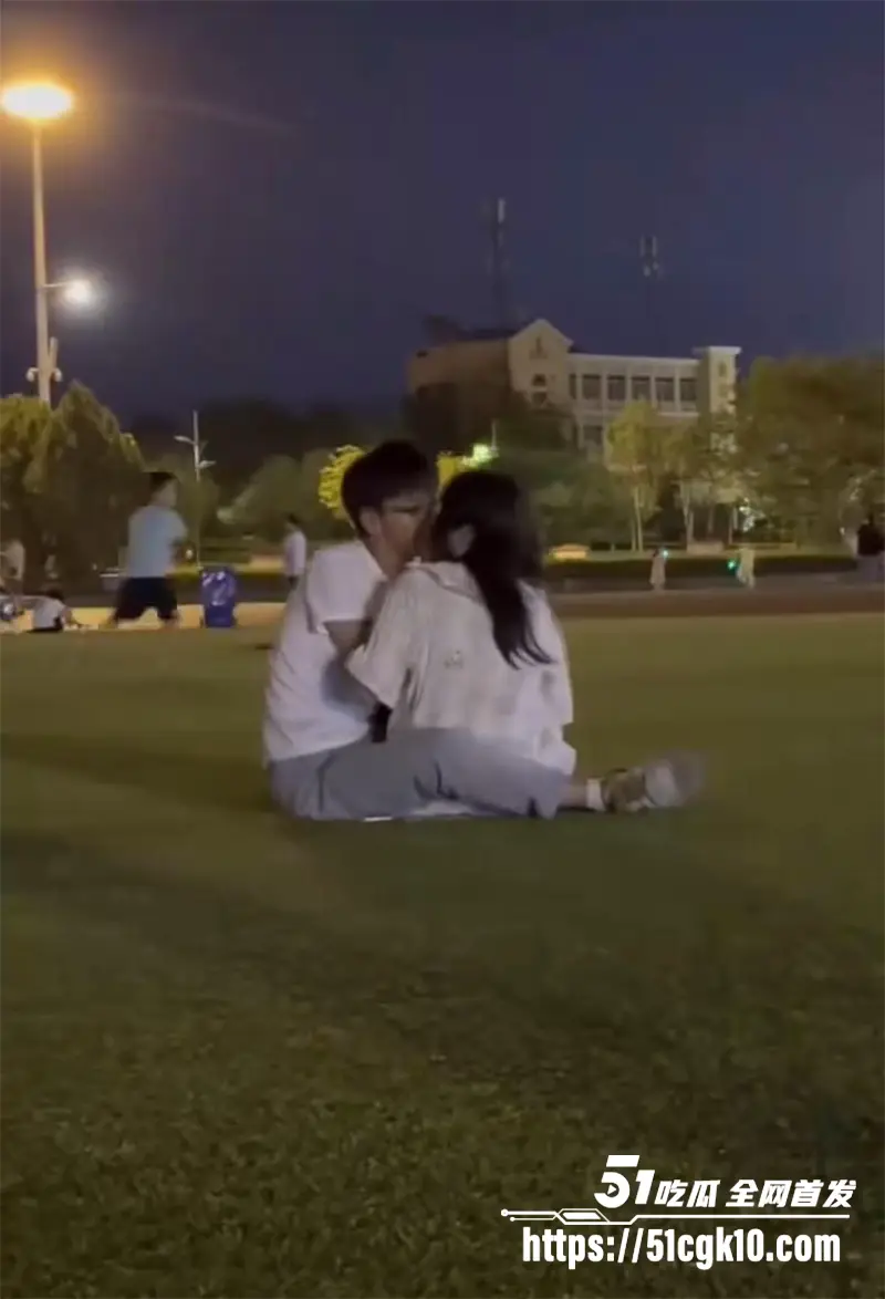 山东邹城体育公园七夕节上演活春宫！小情侣草坪舌吻调情 女生当众偷吃男友肉棒 用衣物遮挡揉奶抠穴 被多角度偷拍！ 图2