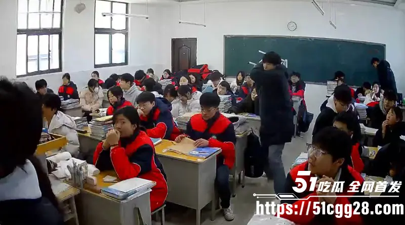河南巩义京师杜甫公学打人事件 高中生抡起板凳猛砸同学 直击后脑受害人当场垂头不动！ 图5