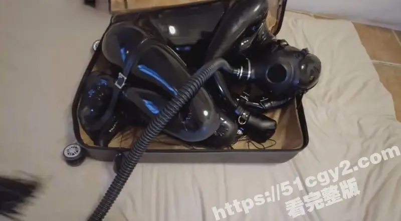 SM猎奇大赏 乳胶拘束装箱play 带着震动棒缩卷在狭小的行李箱里挣扎 简直就是调教天花板! 图5