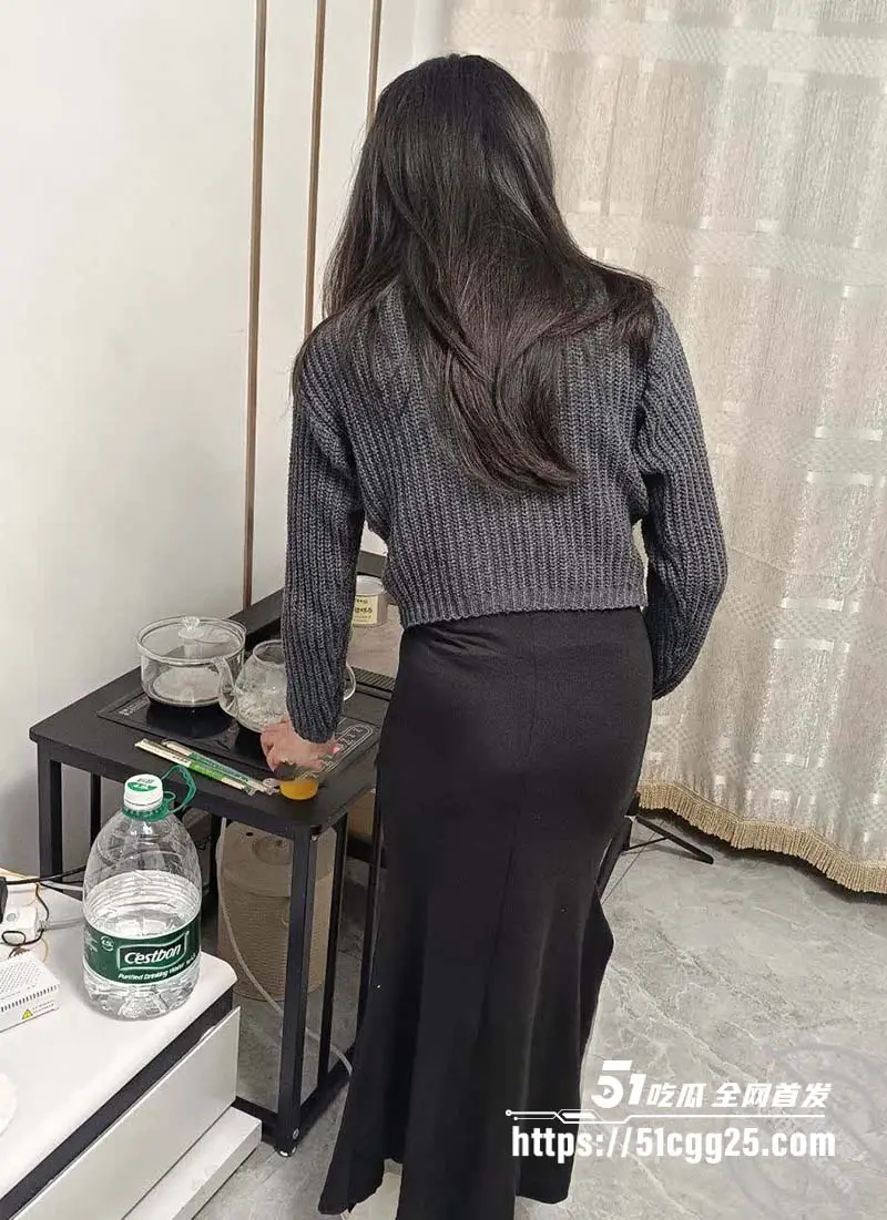 海角大神高中妹妹会撒娇 趁老爸和骚货后妈离开 欲火难耐和老妹在KTV里边唱边干 图1