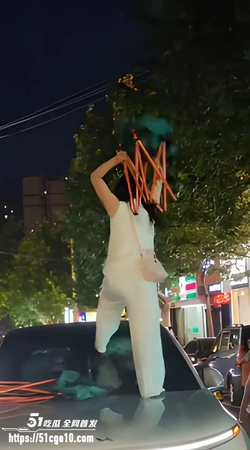 陕西洛南抓奸事件 白衣原配爬上车顶怒砸玻璃 街头千人围观现场直接炸了! 图2