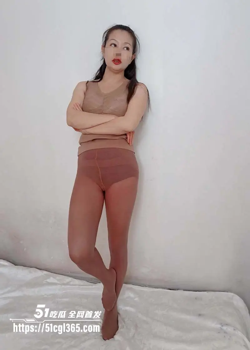 海角大神爱穿丝袜的骚妈新作 在姥爷家偷偷操妈 捏妈妈的奶头 扣妈妈的菊花 插妈妈的嫩穴 图2