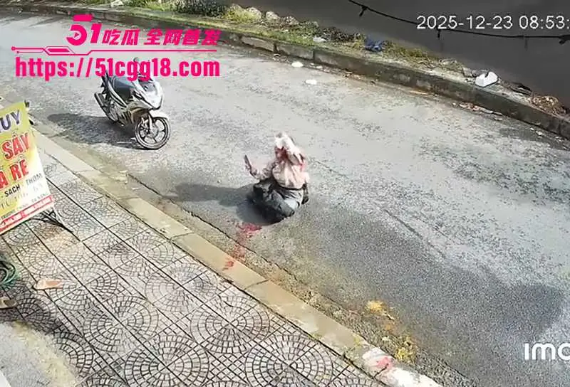 越南惊现血腥杀神！男子当街狂刺女子数十刀 头颈喷血倒地挣扎 现场手刃渣女 监控视频曝出！ 图7