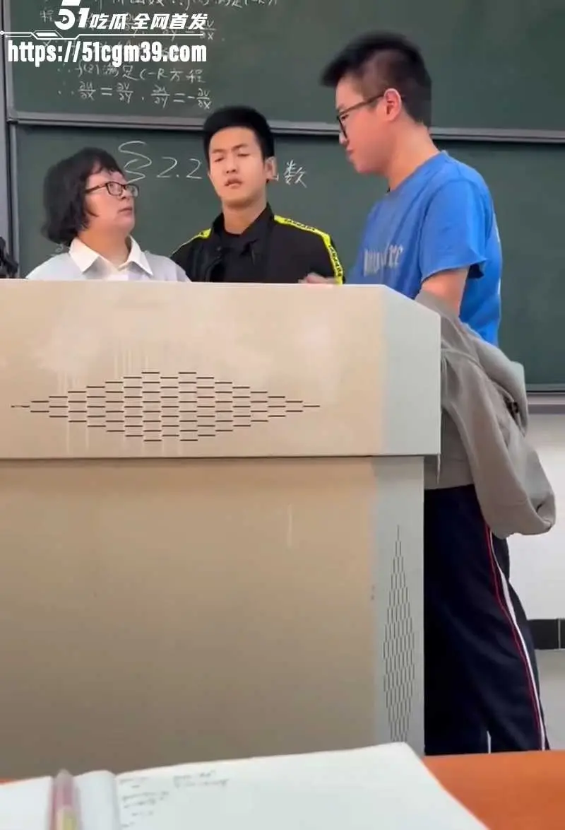 广州理工大学惊现发疯代课哥 被抓包怒骂老师 现场视频看懵全网 图2