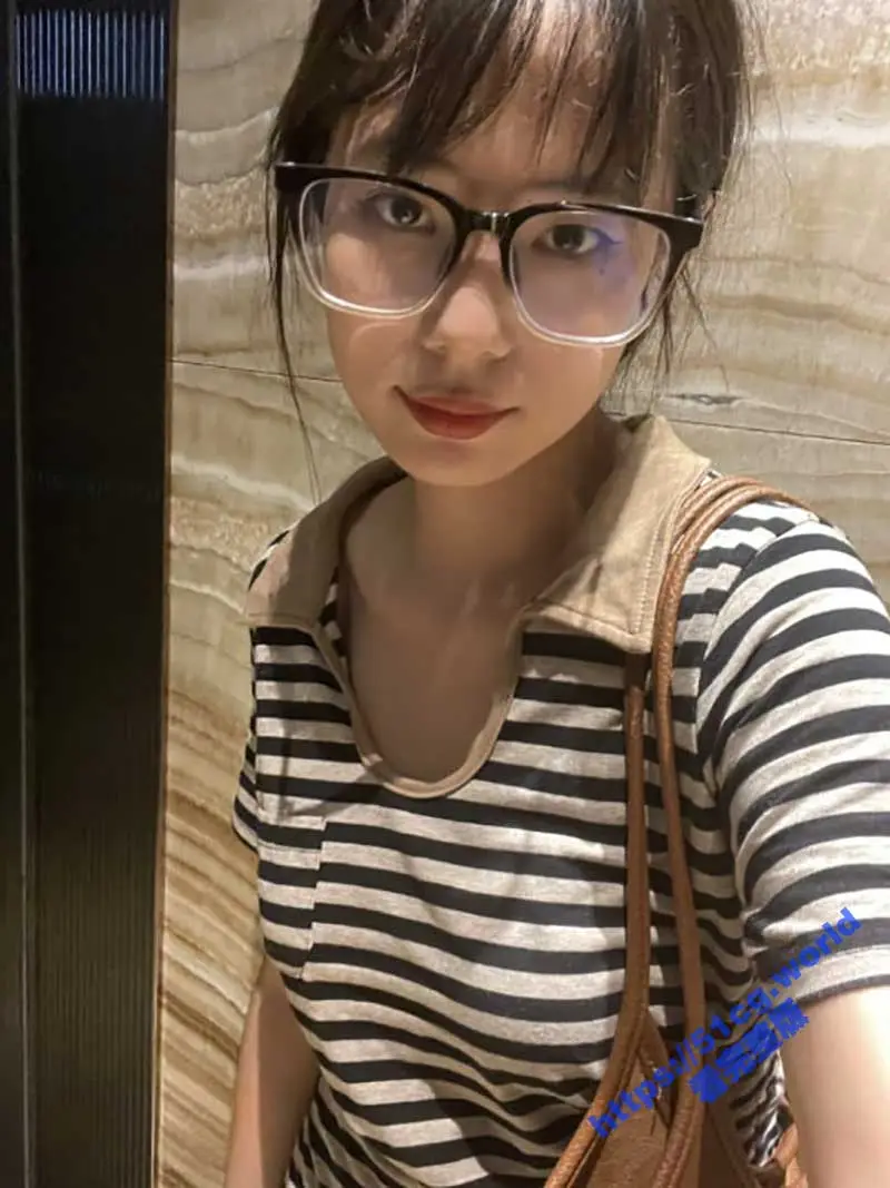 微博 啾咪酱学姐 眼镜骚娘 广西玉林极品模特福利姬 图1
