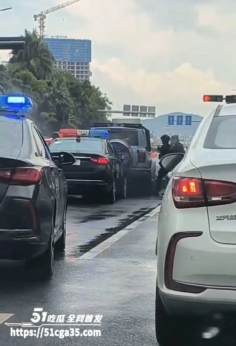 昆明市中心金碧路发生SUV汽车冲撞人群事件 致2死9伤 多名特警持枪与车主对峙 场面堪比大片! 图4