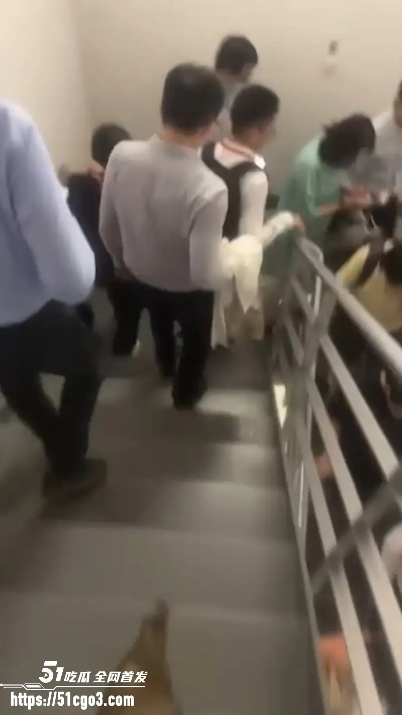 北京中国尊 小型飞机撞击事故 大楼高层被撞出窟窿 碎片坠落街头 警方紧急封锁! 图12